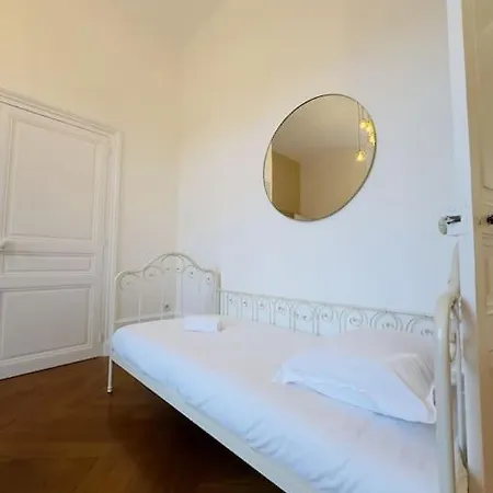 Beau T2 - Centre & Parking Apartment *