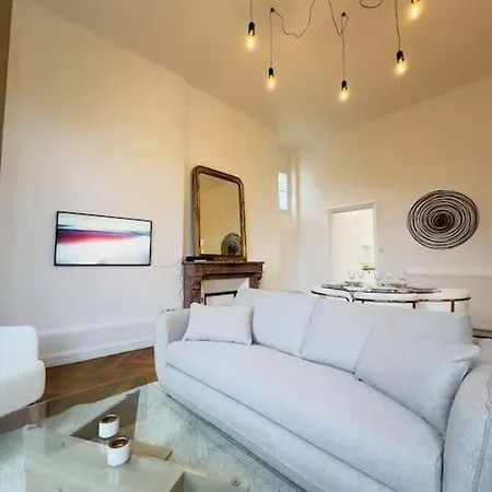 Beau T2 - Centre & Parking *