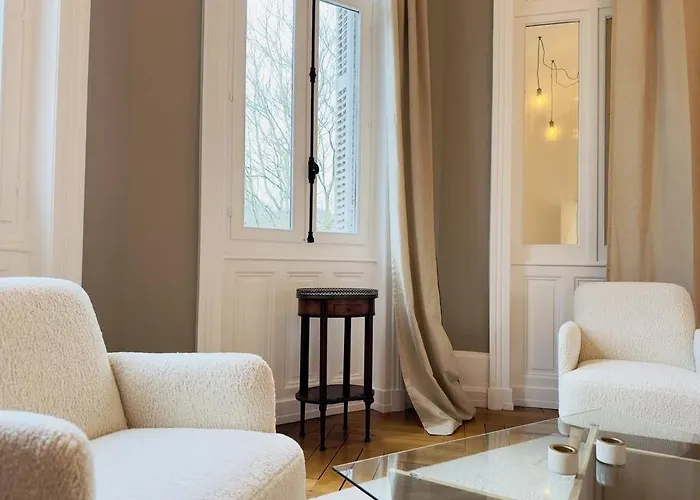 Beau T2 - Centre & Parking 公寓 *