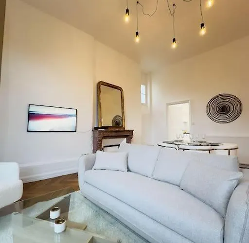 Beau T2 - Centre & Parking *